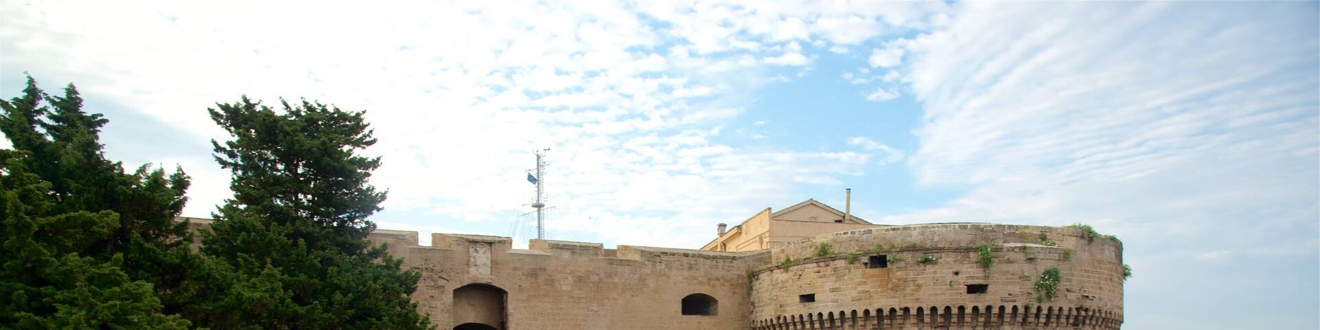 Aragonese Castle montrant vues littorales, chĂąteau ou palais et patrimoine historique