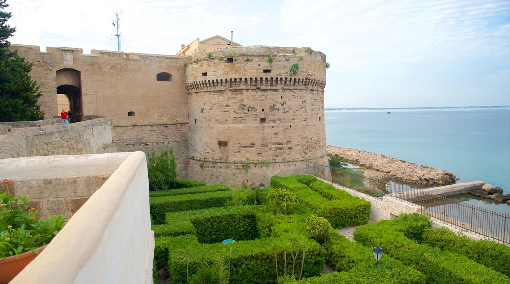 Aragoneses fÀstning presenterar ett slott, kustutsikter och en trÀdgÄrd