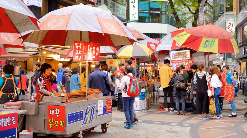 BIFF 廣場 设有 市集 和 美食 以及 小群人