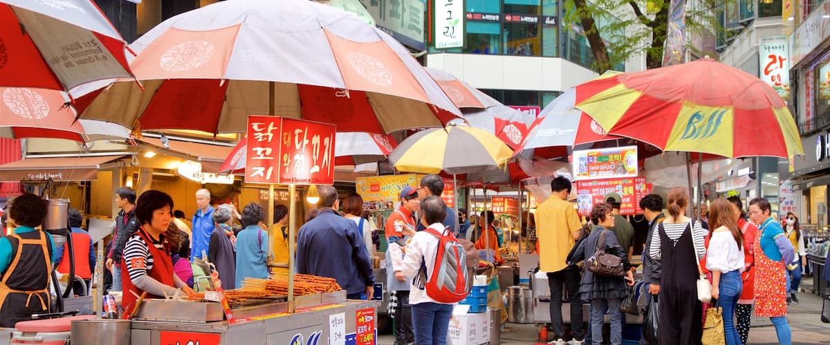 BIFF Square joka esittää markkinat ja ruoka sekä pieni ryhmä ihmisiä