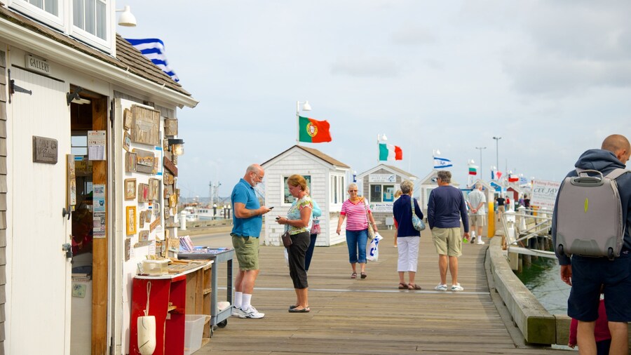 MacMillan pir som viser marina og kyst i tillegg til en liten gruppe med mennesker