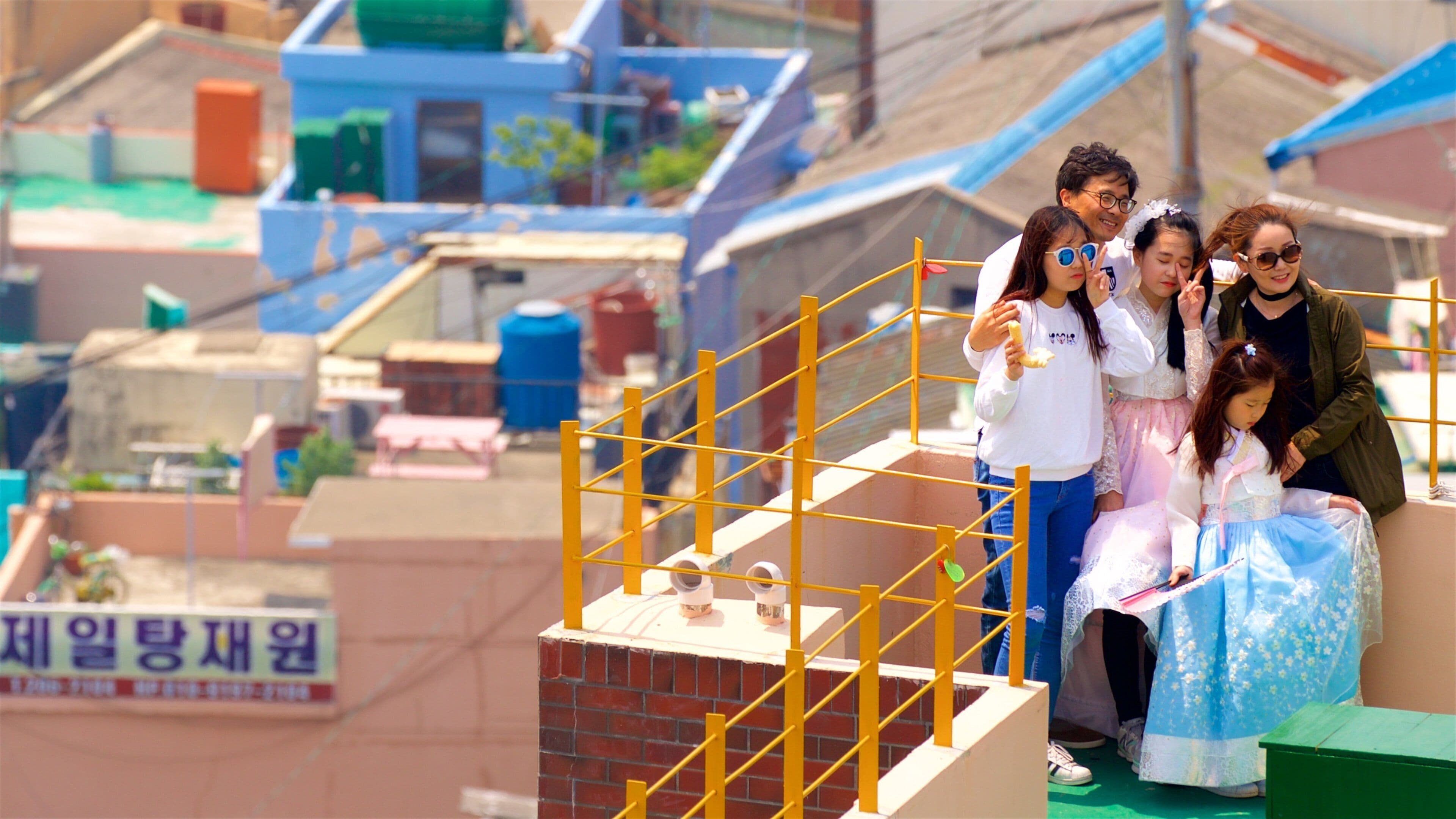 Gamcheon Culture Village mostrando vista e città cosi come famiglia