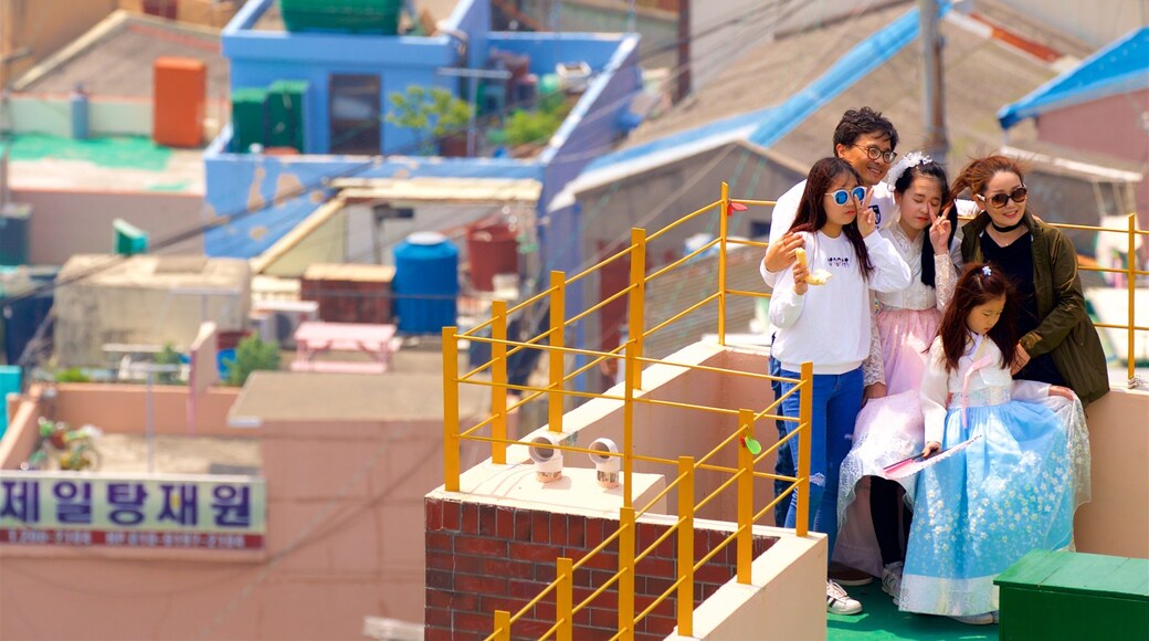 Gamcheon Culture Village mostrando vista e città cosi come famiglia