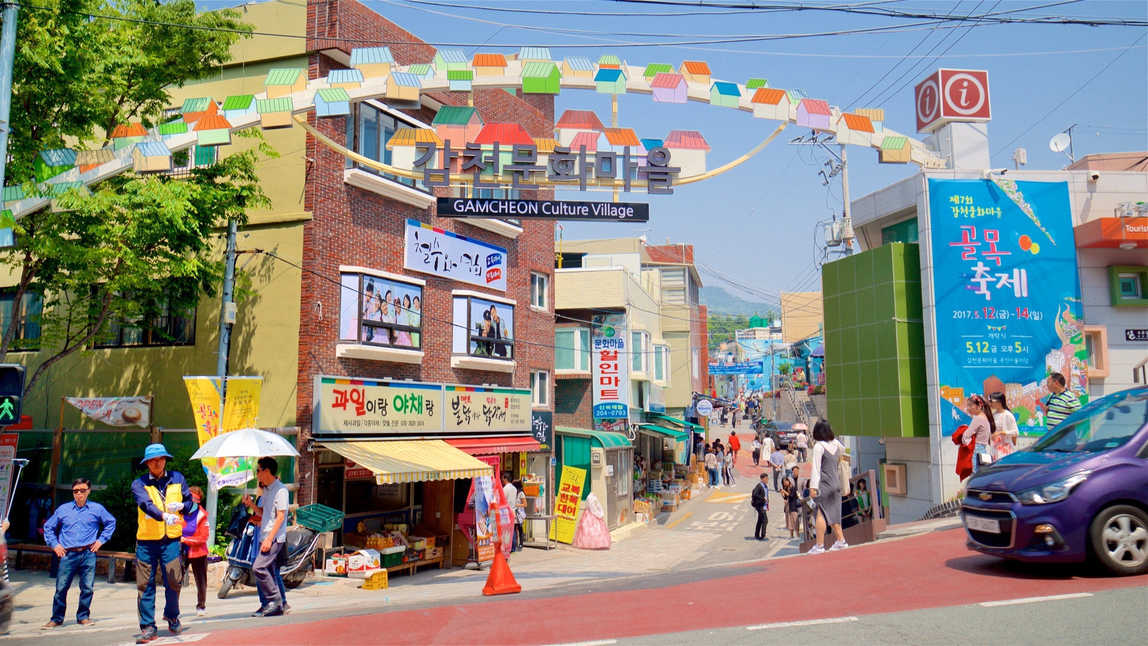 Gamcheon Culture Village mit einem Beschilderung sowie kleine Menschengruppe