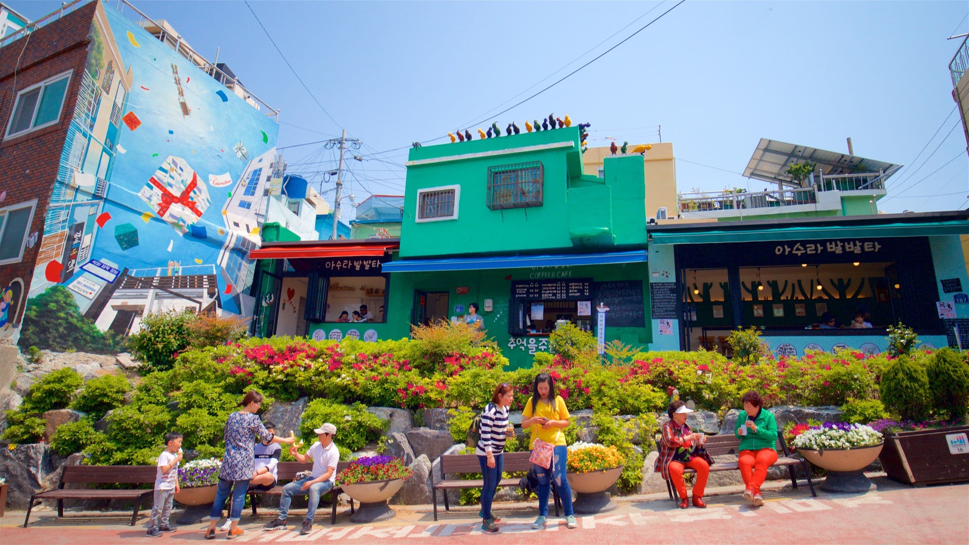 Gamcheon Culture Village welches beinhaltet Wildblumen und Outdoor-Kunst sowie kleine Menschengruppe