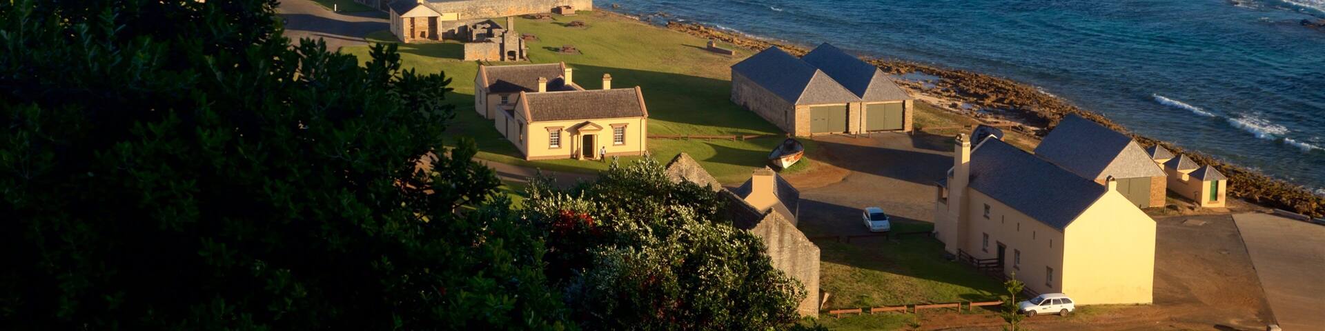 Área Histórica Kingston y Arthur\'s Vale mostrando una pequeña ciudad o pueblo y vistas generales de la costa