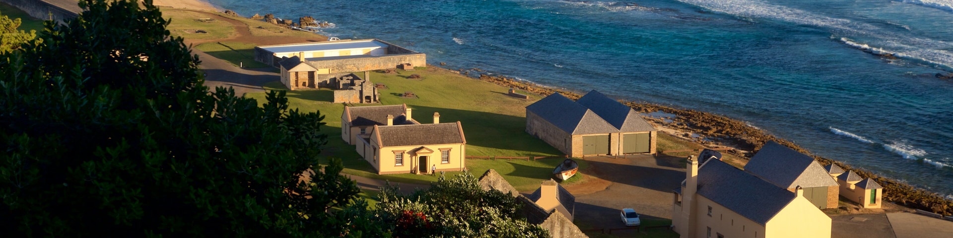 Kingston and Arthur\'s Vale Historic Area mostrando uma cidade pequena ou vila e paisagens litorâneas