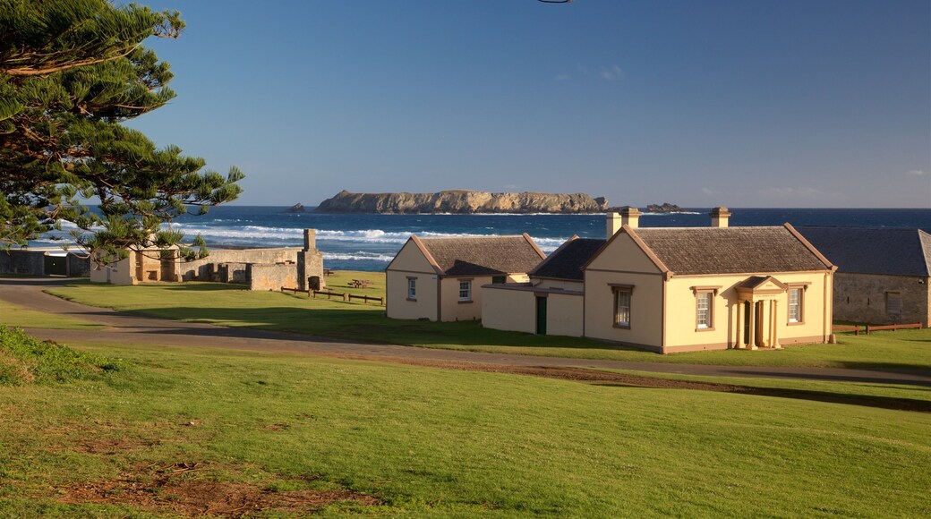 Kingston and Arthur\'s Vale Historic Area bevat eilanden, algemene kustgezichten en een klein stadje of dorpje