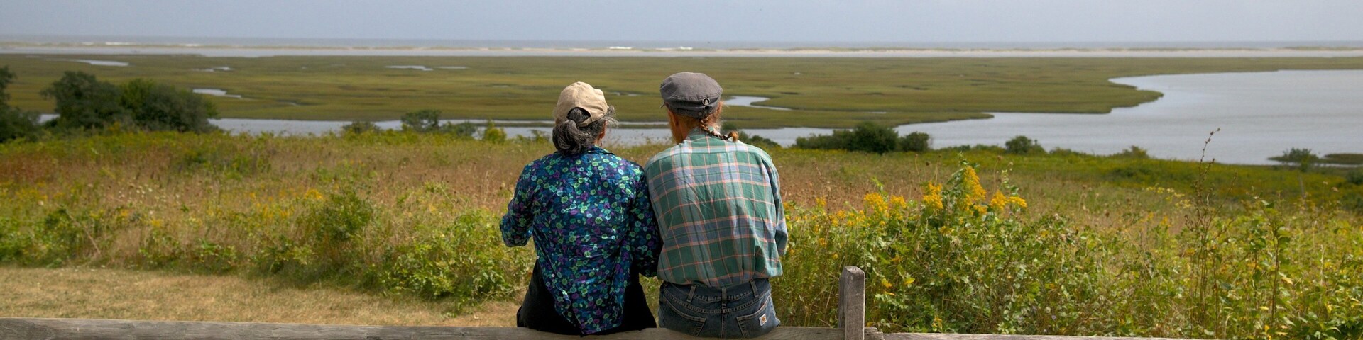 Salt Pond Visitor Center mostrando um lago ou charco e cenas tranquilas assim como um casal