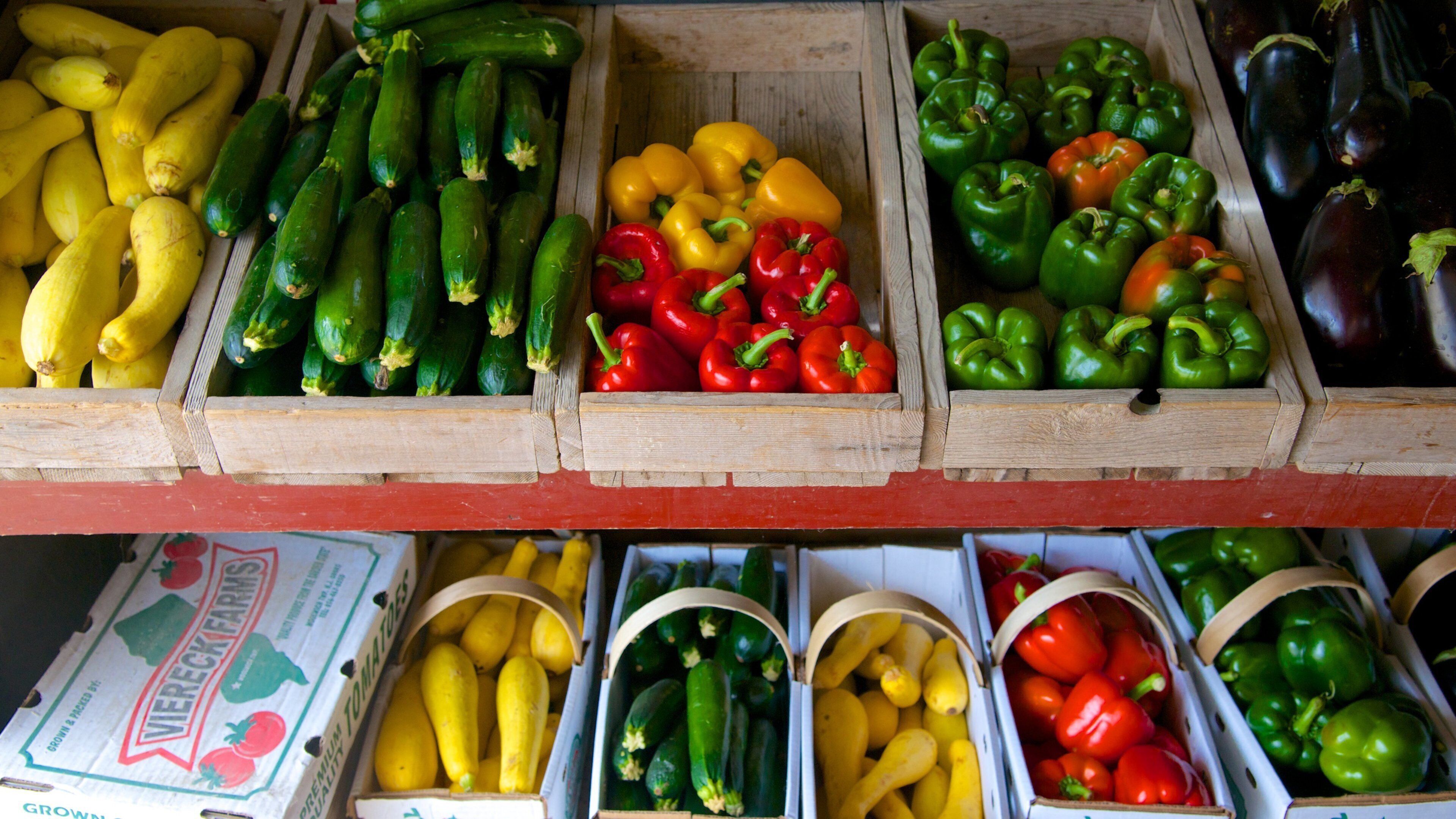 Salt Pond Visitor Center featuring food and markets