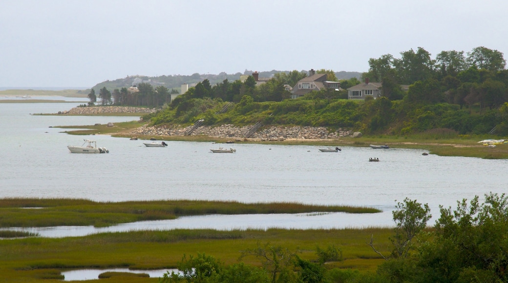 鹽池遊客中心 设有 湖泊或水池, 寧靜風景 和 划船