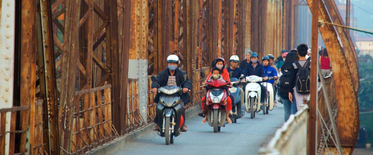 Puente Long Bien mostrando un puente y también un gran grupo de personas