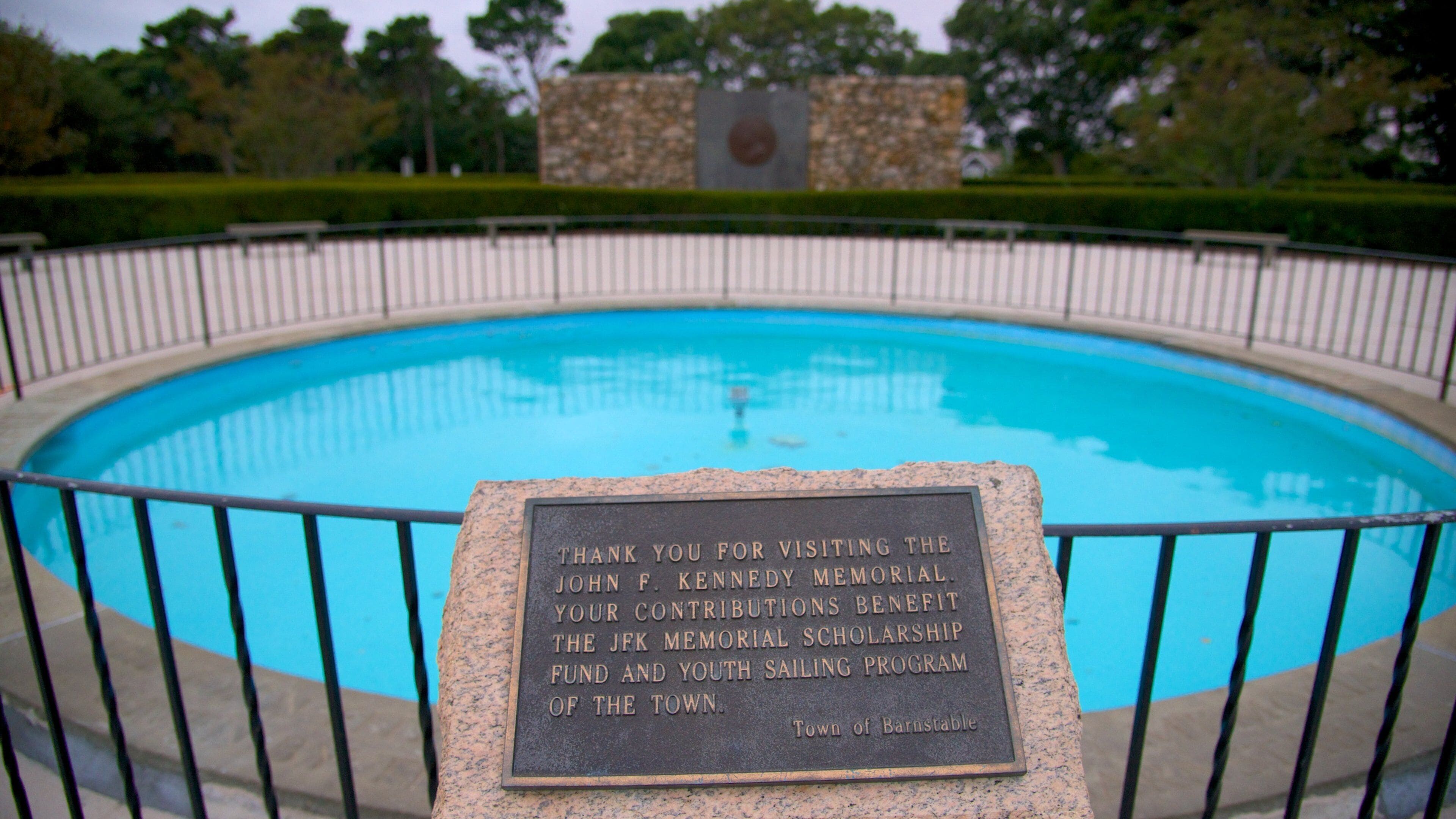 ジョン F. ケネディ記念広場 フィーチャー 標識 と 噴水