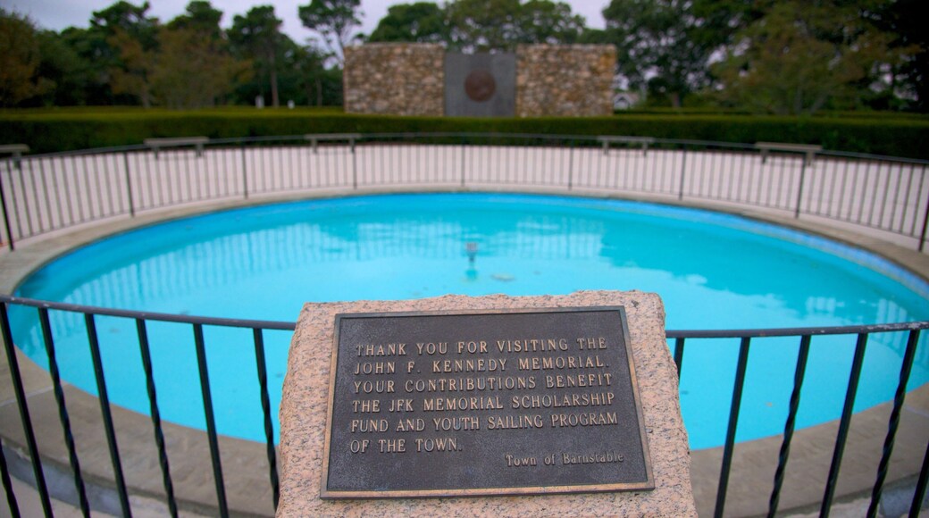 ジョン F. ケネディ記念広場 フィーチャー 標識 と 噴水