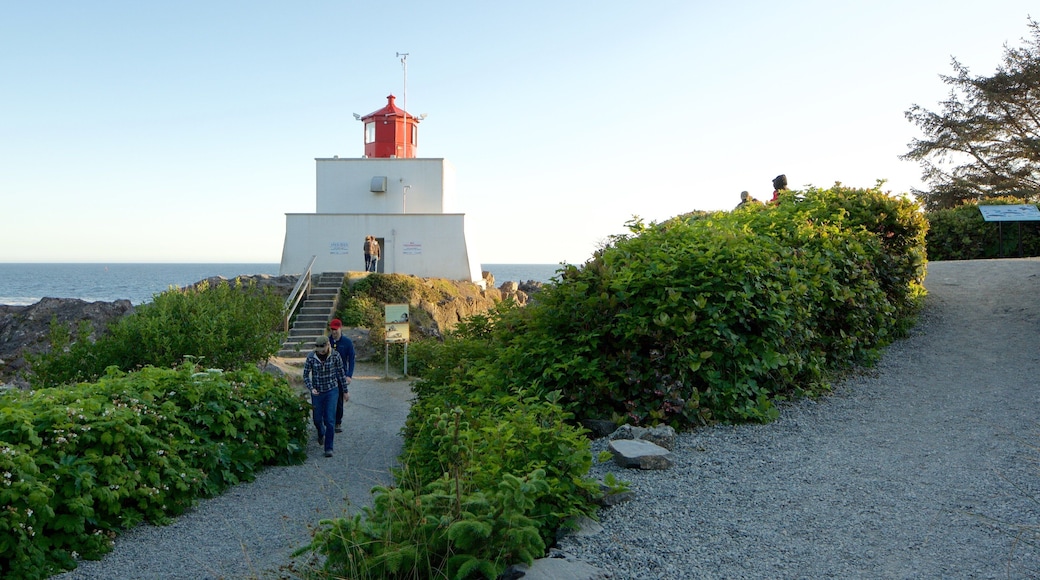 Amphitrite Point fyrtårn som viser fyrtårn og kyst i tillegg til par