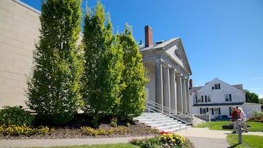 Pilgrim Hall Museum ofreciendo flores