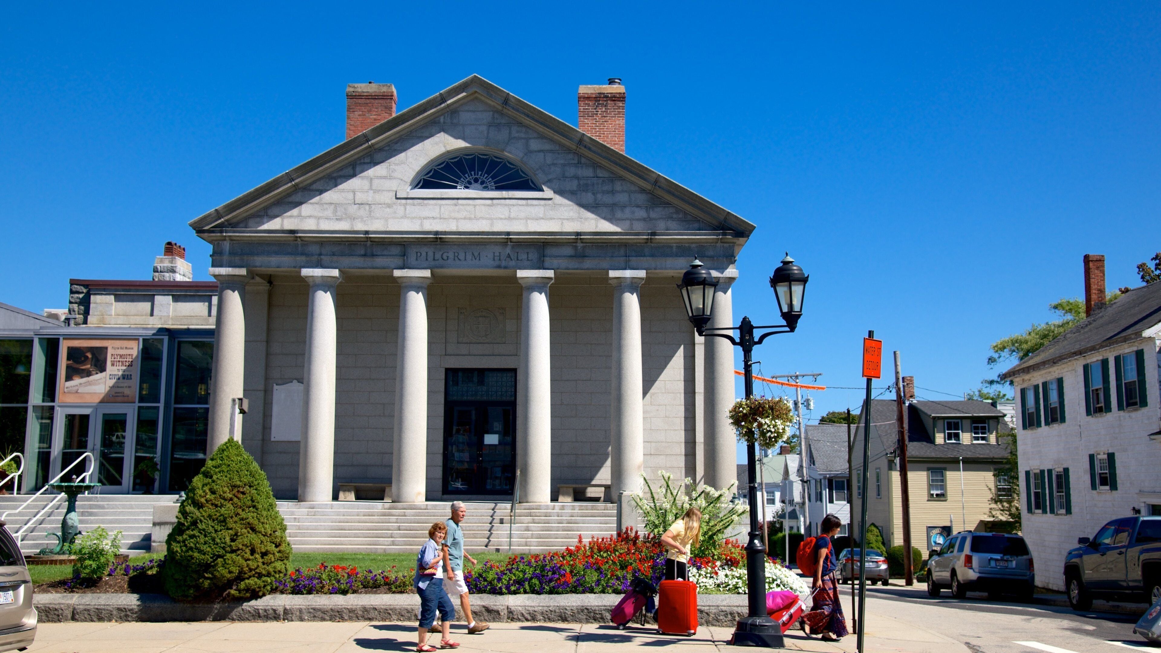 Pilgrim Hall Museum que incluye escenas cotidianas y arquitectura patrimonial y también un grupo pequeño de personas