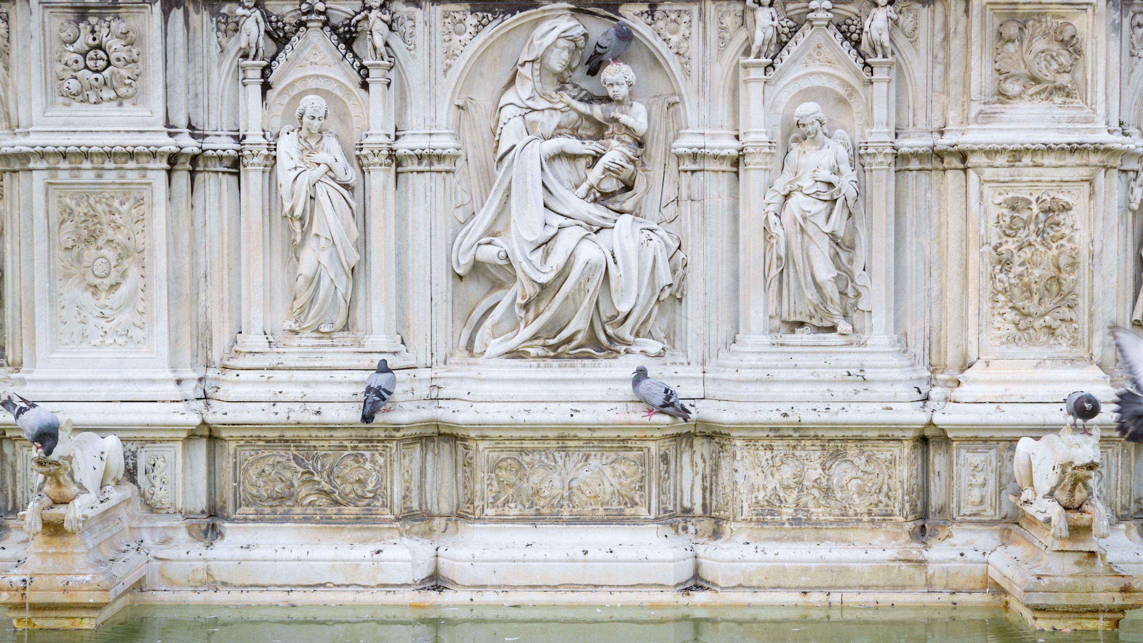 Fonte Gaia featuring heritage elements