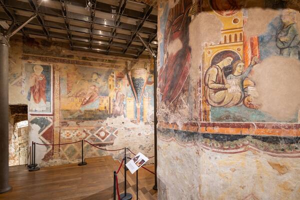 Un bâtiment historique orné de fresques et de mosaïques anciennes.