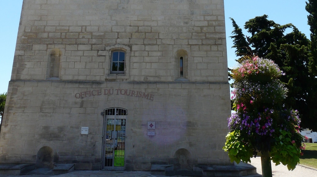 This building is indexed in the Base Mérimée, a database of architectural heritage maintained by the French Ministry of Culture, under the reference PA00081411 .