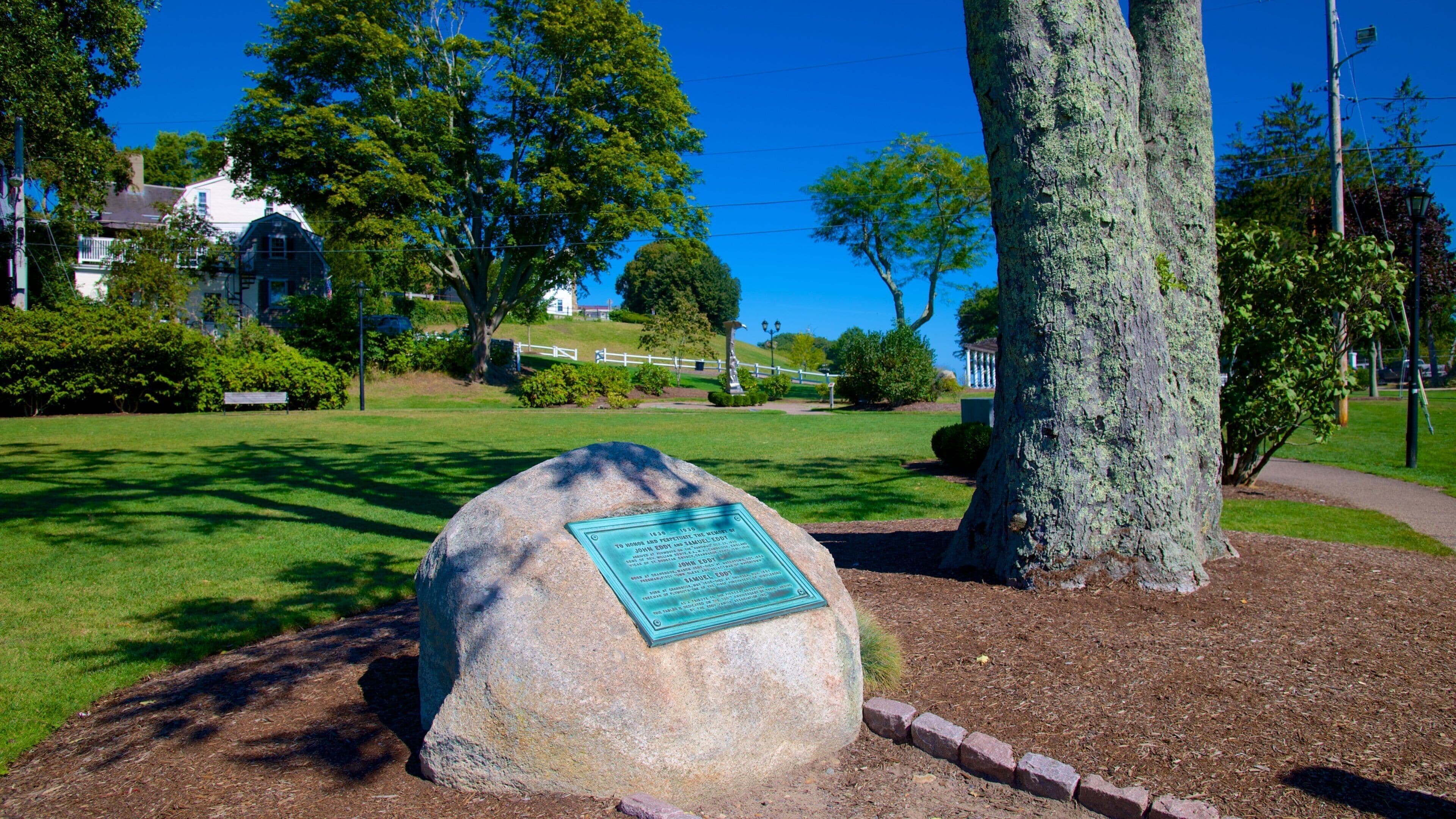 Brewster Gardens mostrando un parque y un monumento conmemorativo