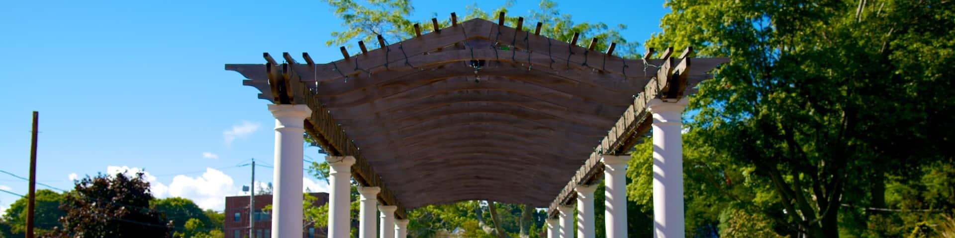 Brewster Gardens featuring a park