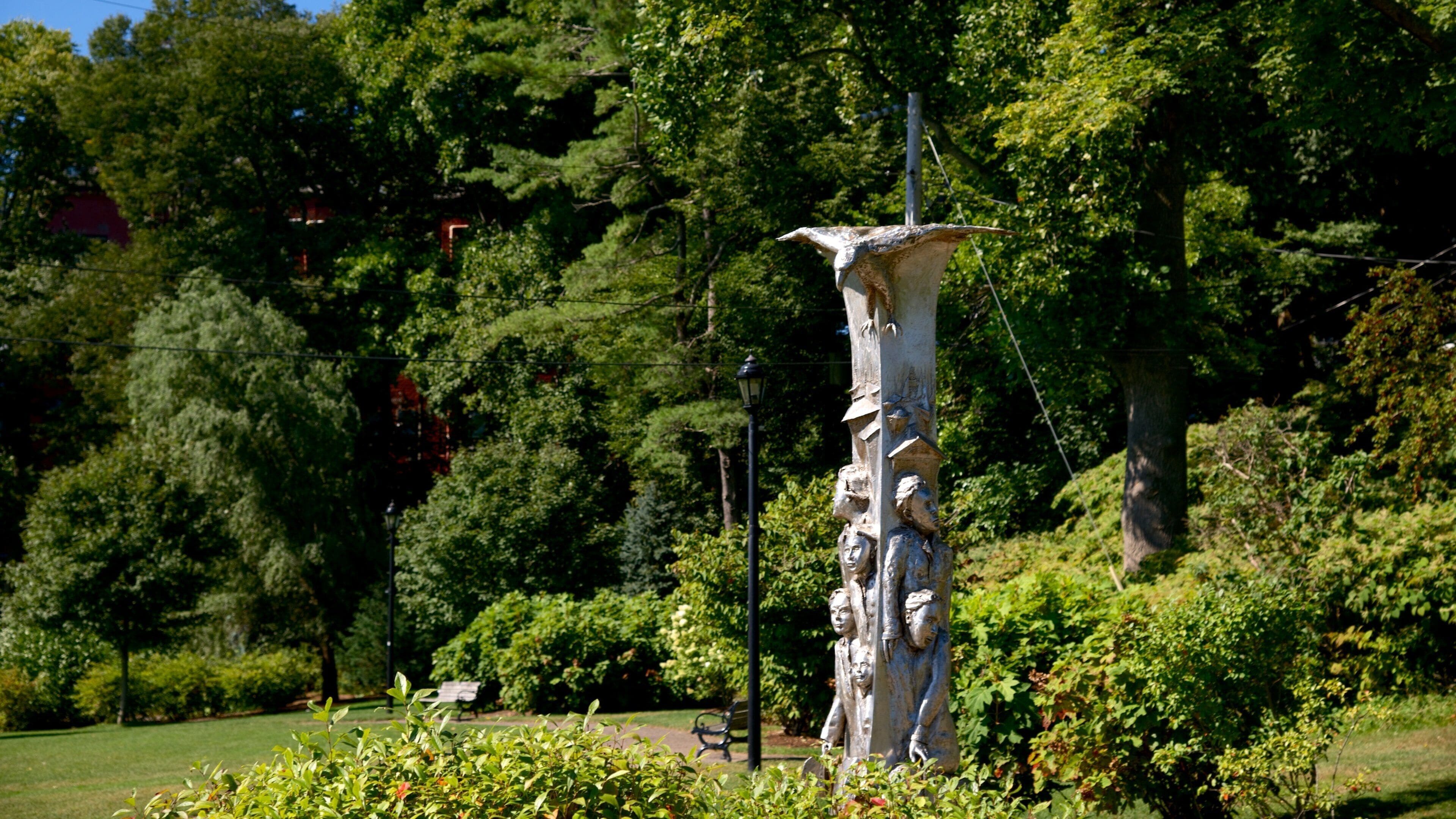 Brewster Gardens som inkluderar en trädgård och utomhuskonst