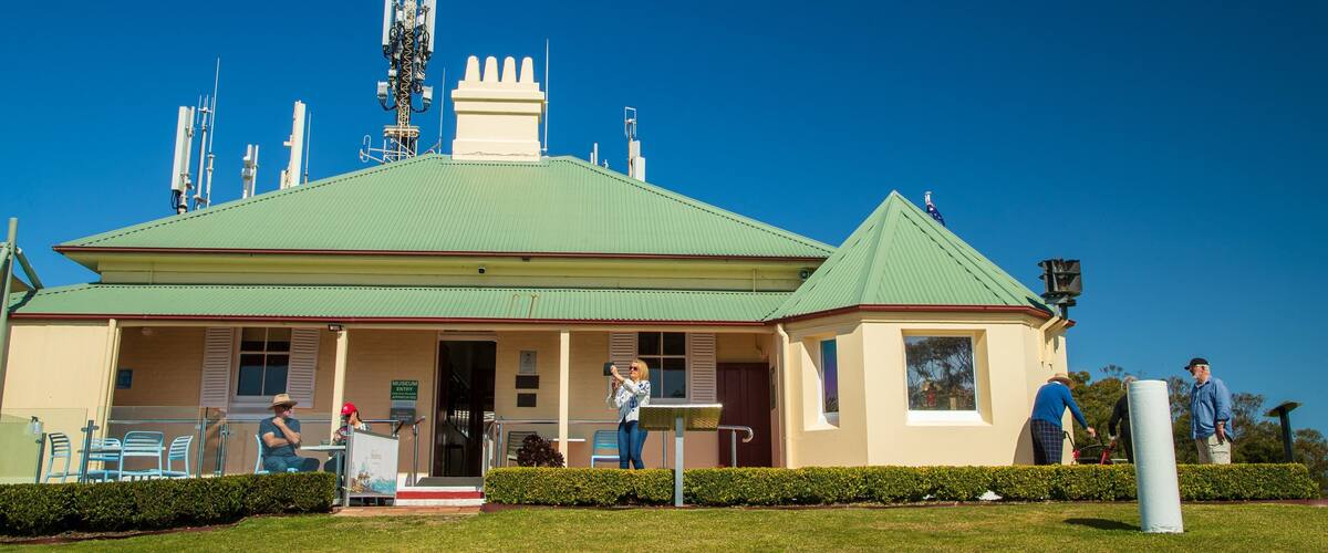 Nelson Head Lighthouse showing a lighthouse as well as a small group of people