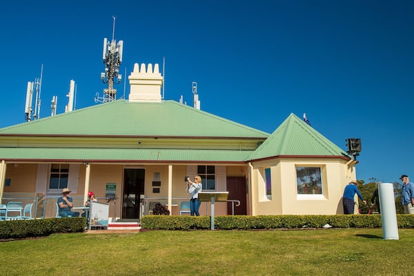 Nelson Head Lighthouse showing a lighthouse as well as a small group of people