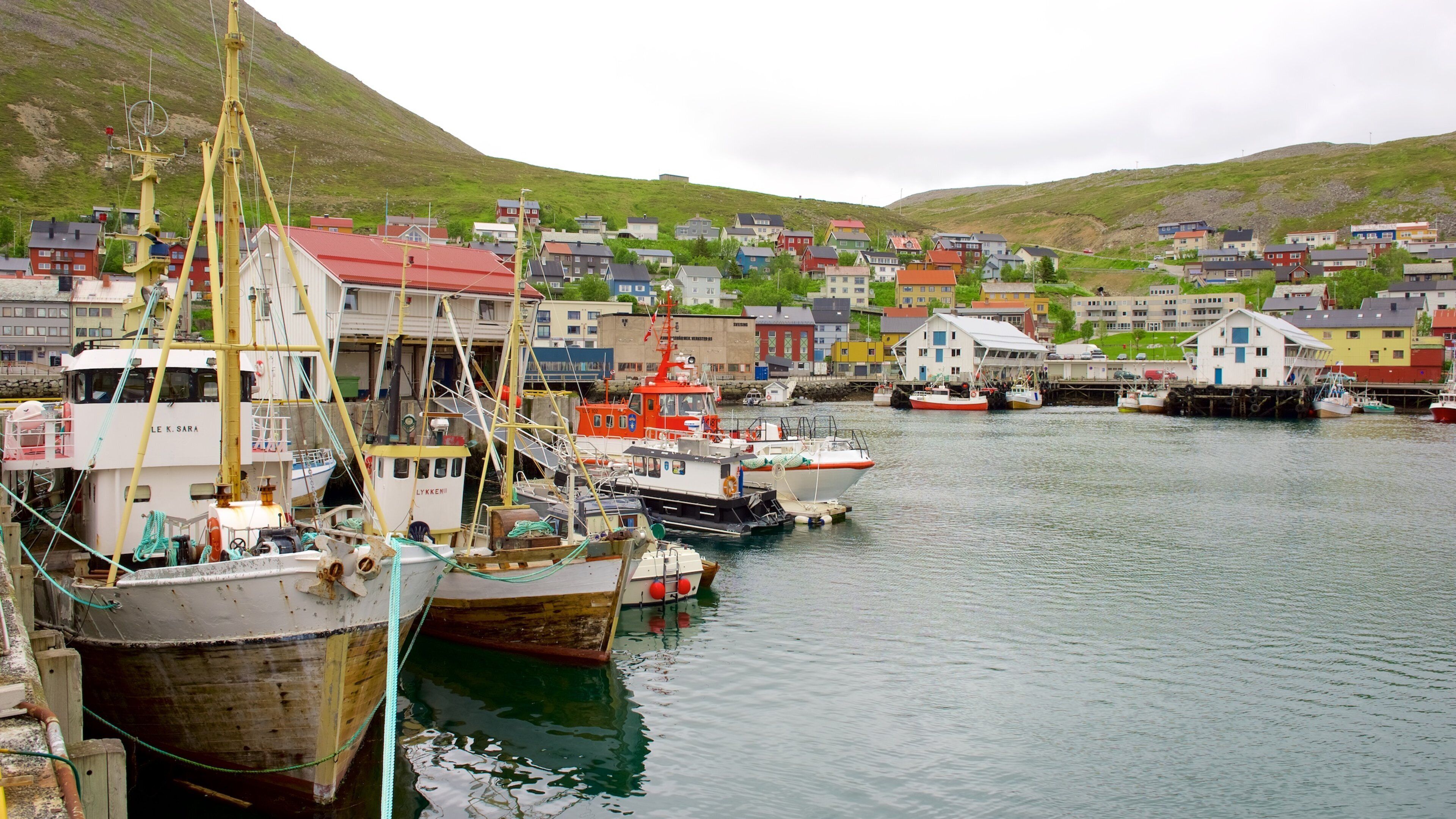Port de HonningsvÄg montrant navigation et petite ville ou village