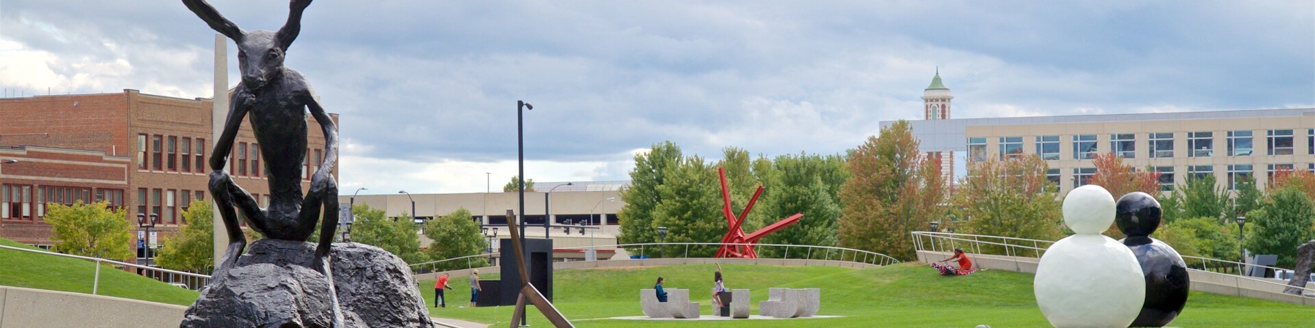 Parque de Esculturas de John y Mary Pappajohn mostrando un jardín y arte al aire libre
