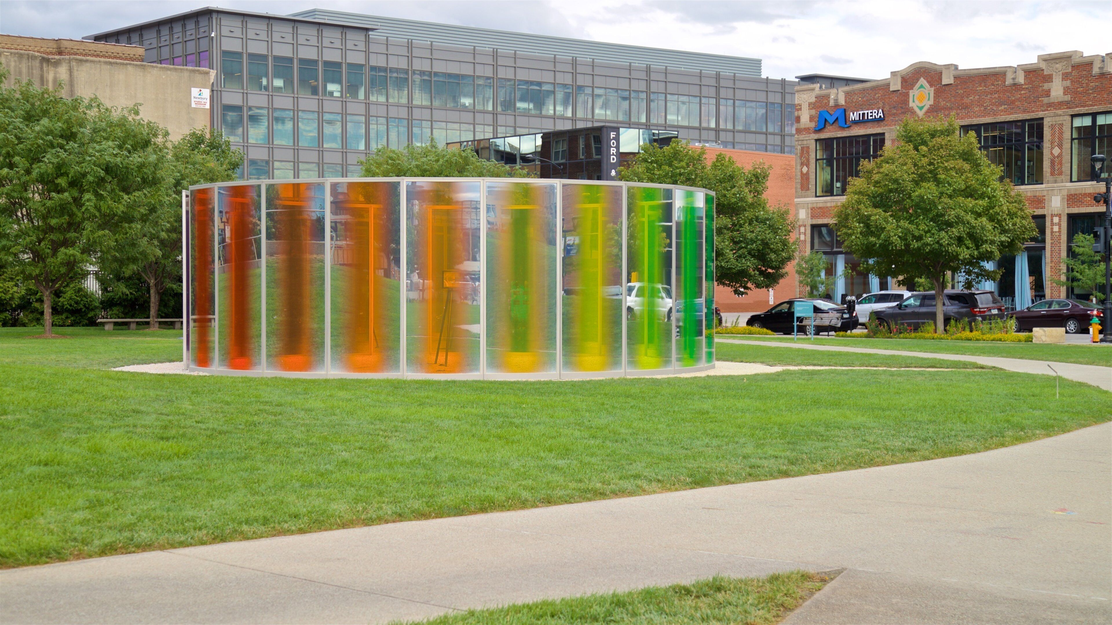 John and Mary Pappajohn Sculpture Park presenterar en trädgård, en stad och utomhuskonst