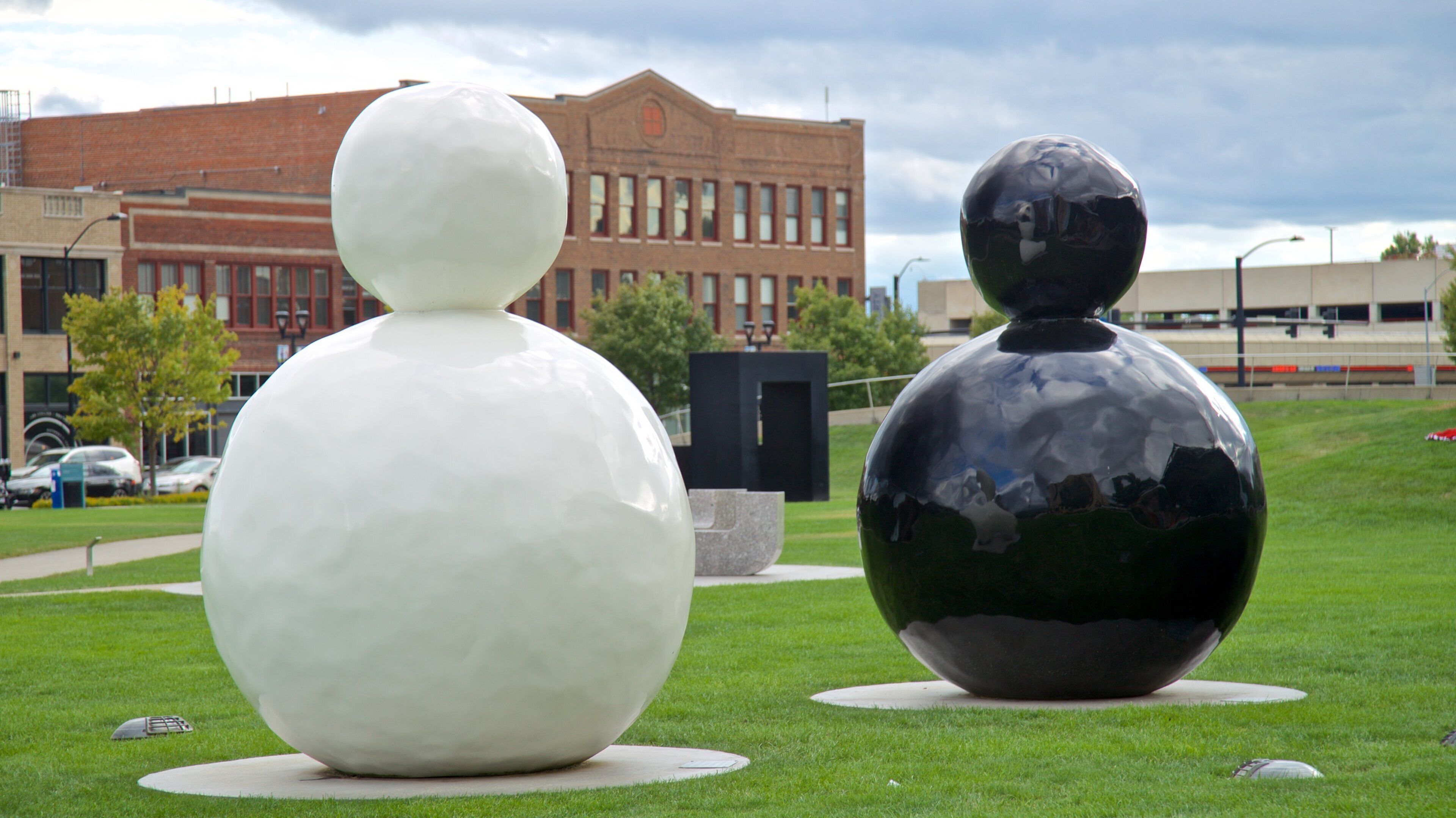 John and Mary Pappajohn Sculpture Park som visar utomhuskonst och en trädgård