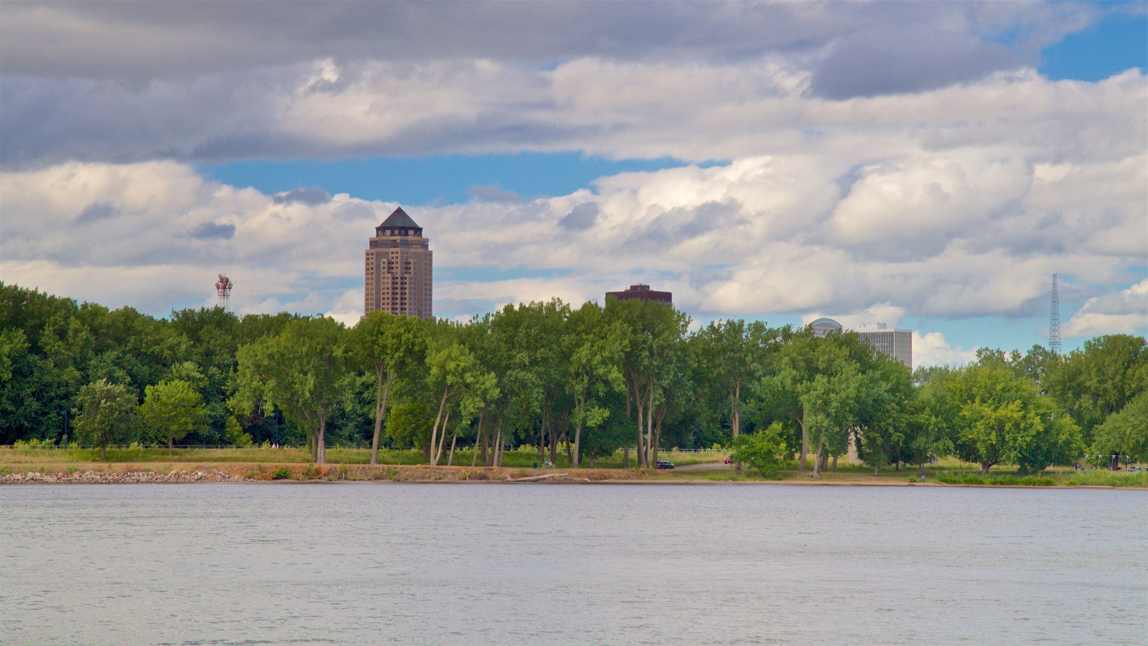 Gray’s Lake Park showing a lake or waterhole