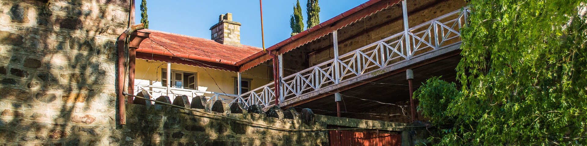 parte exterior trasera del antiguo hotel abandonado de Conchillas, Uruguay