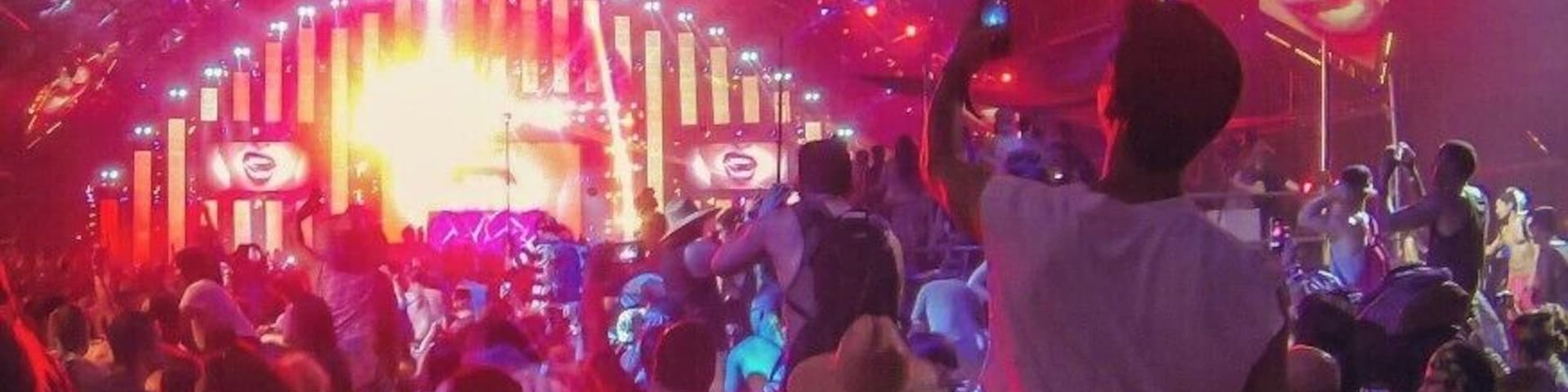 Sitting inside the Sahara Tent, waiting for the music to explode.