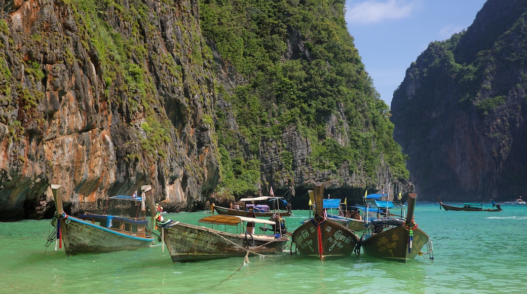 Bahía Maya ofreciendo vistas generales de la costa, un barranco o cañón y escenas tropicales