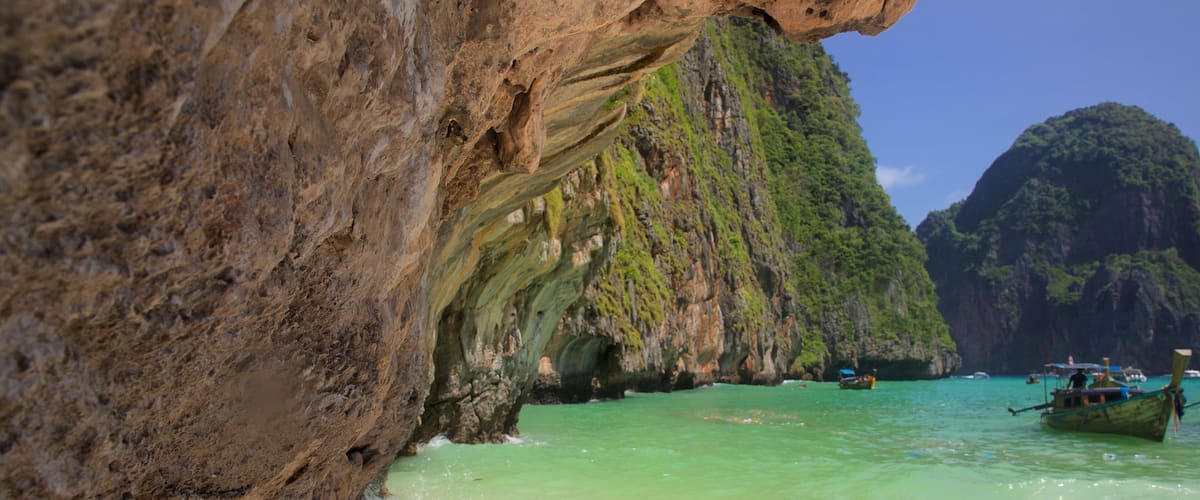 Bahía Maya que incluye vistas de una costa, escenas tropicales y litoral accidentado