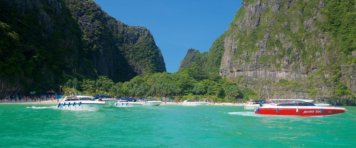 Maya Bay mit einem Bootfahren, allgemeine Küstenansicht und Schlucht oder Canyon