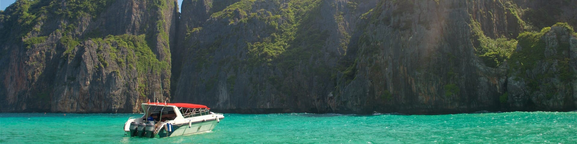 Maya Bay showing boating, tropical scenes and general coastal views