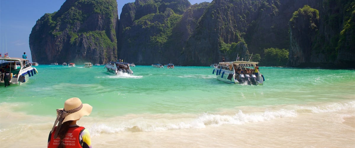 Maya Bay showing boating, general coastal views and tropical scenes