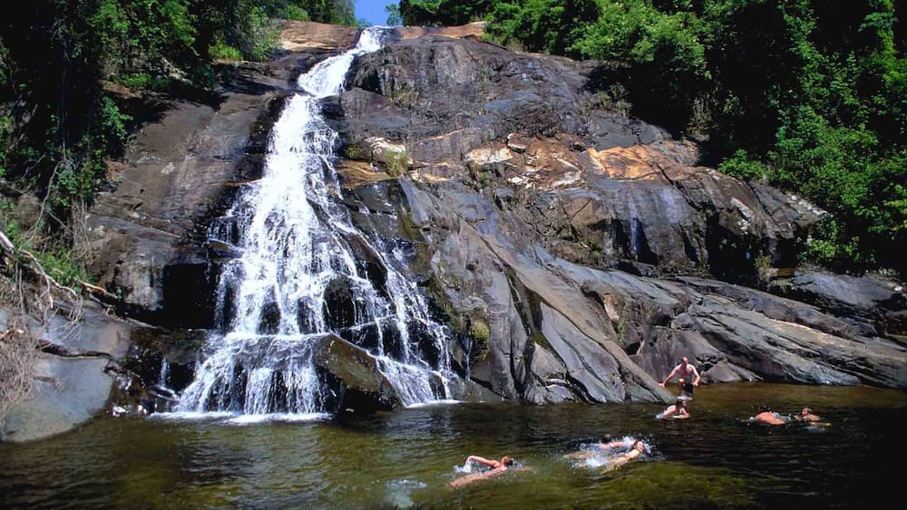 Magoebaskloof mit einem Kaskade und Schwimmen sowie kleine Menschengruppe
