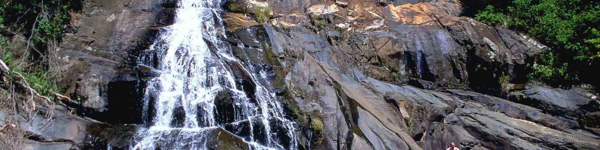 Magoebaskloof mit einem Kaskade und Schwimmen sowie kleine Menschengruppe
