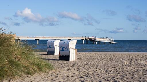Strandkörbe vor der Erlebnis-Seebrücke in Heiligenhafen, Ostsee, Schleswig-Holstein