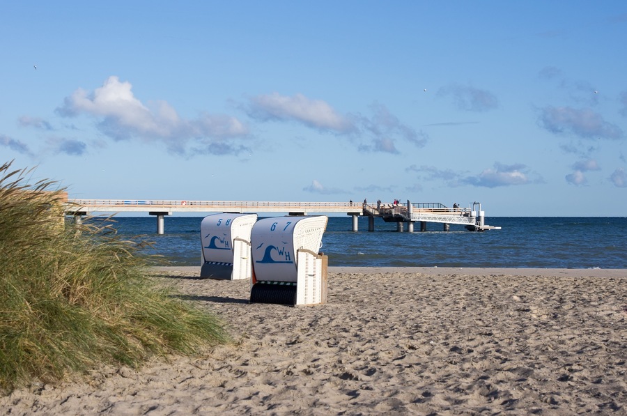Strandkörbe vor der Erlebnis-Seebrücke in Heiligenhafen, Ostsee, Schleswig-Holstein