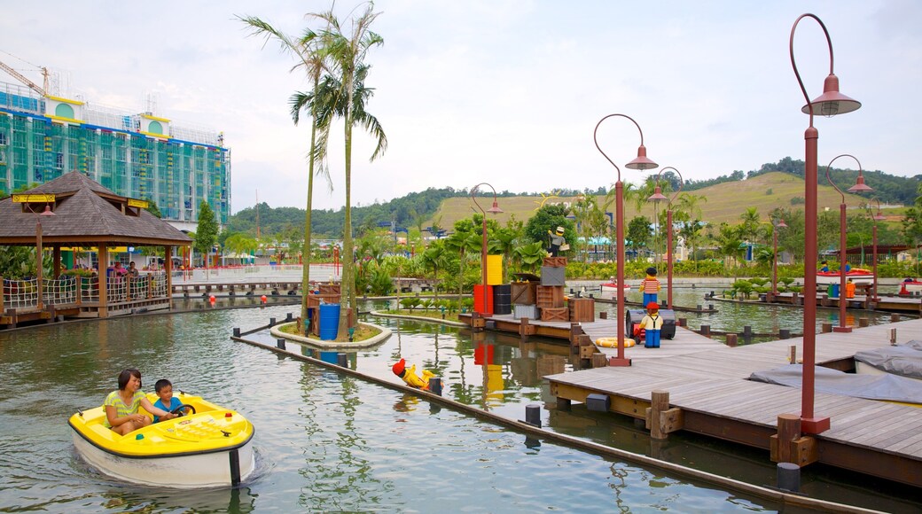 Johor Bahru showing a pond, rides and boating