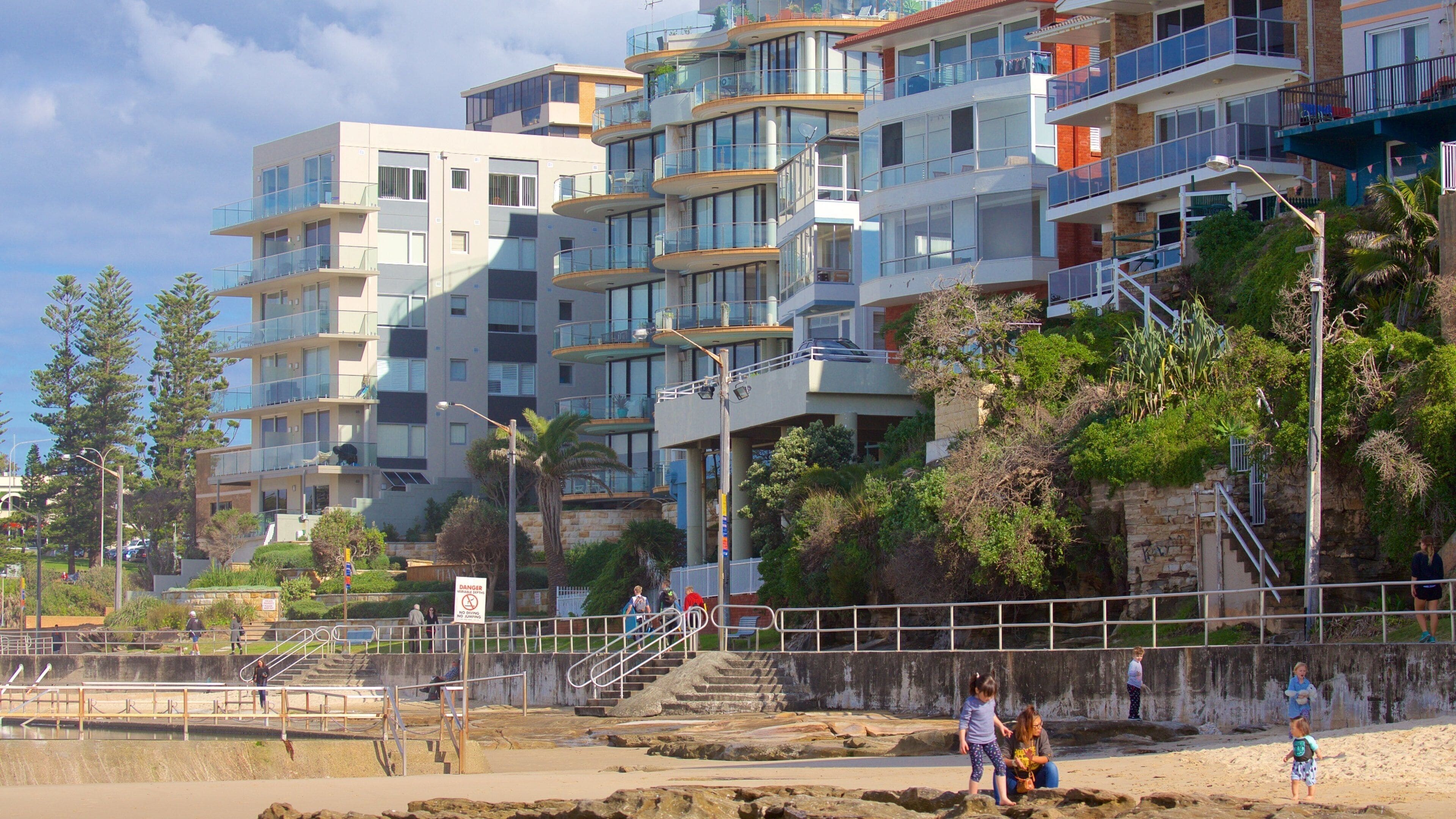 Plage de Cronulla mettant en vedette une plage et une ville côtière