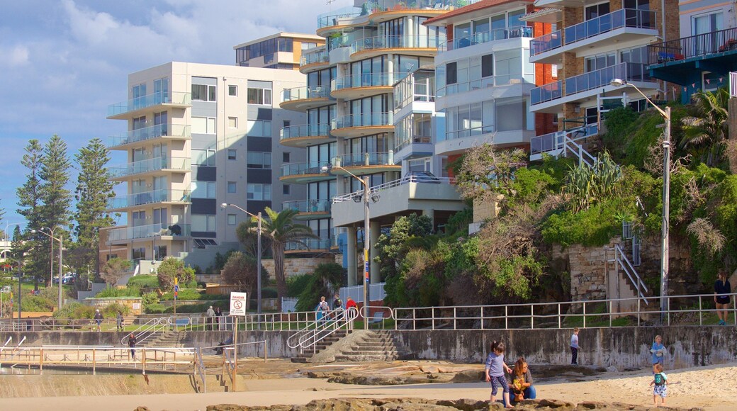 Plage de Cronulla mettant en vedette une plage et une ville cĂŽtiĂšre