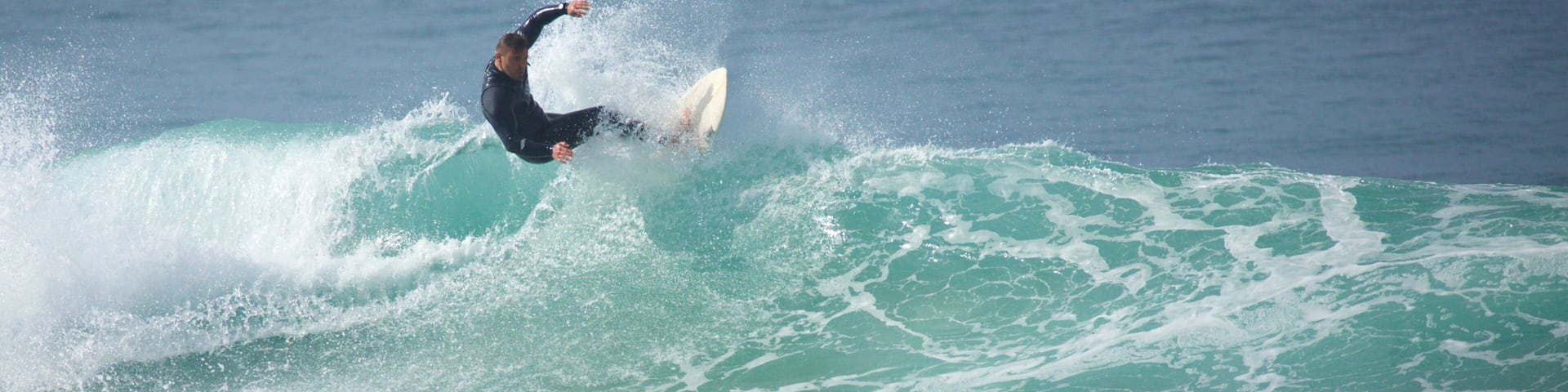 Cronulla Beach showing surf