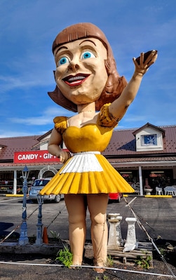 Dolly Dimples beckons you to stop at Valvo's Candies to sample their famous Sponge Candy (a chocolate covered confection with a honey comb core).
This place is another example of the fading American #culture of the roadside attraction.
Roadside attractions had their heyday with the rise of the automobile. As Americans increasingly traveled by car, many businesses had one shot to attract the attention of potential customers zipping by at higher and higher speeds.
Thus, the creation of larger than life, brightly colored, oddball sculptures along America's burgeoning highways and byways.